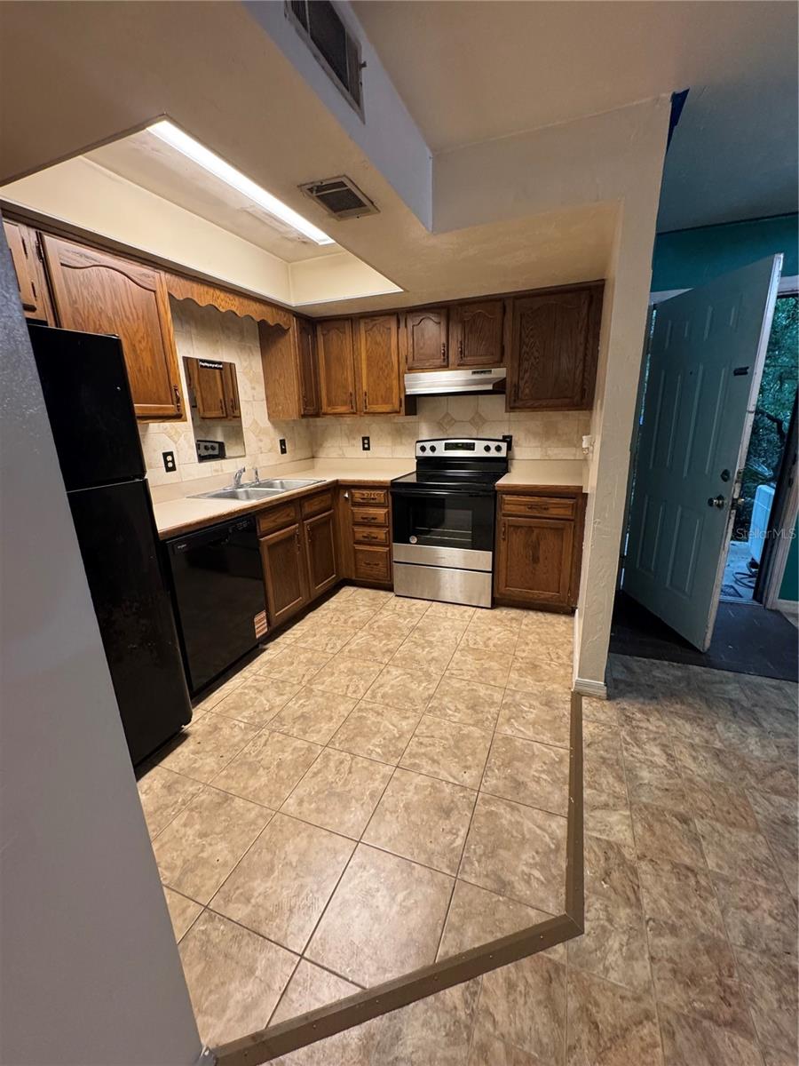 CREEKSIDE VILLAS - Residential