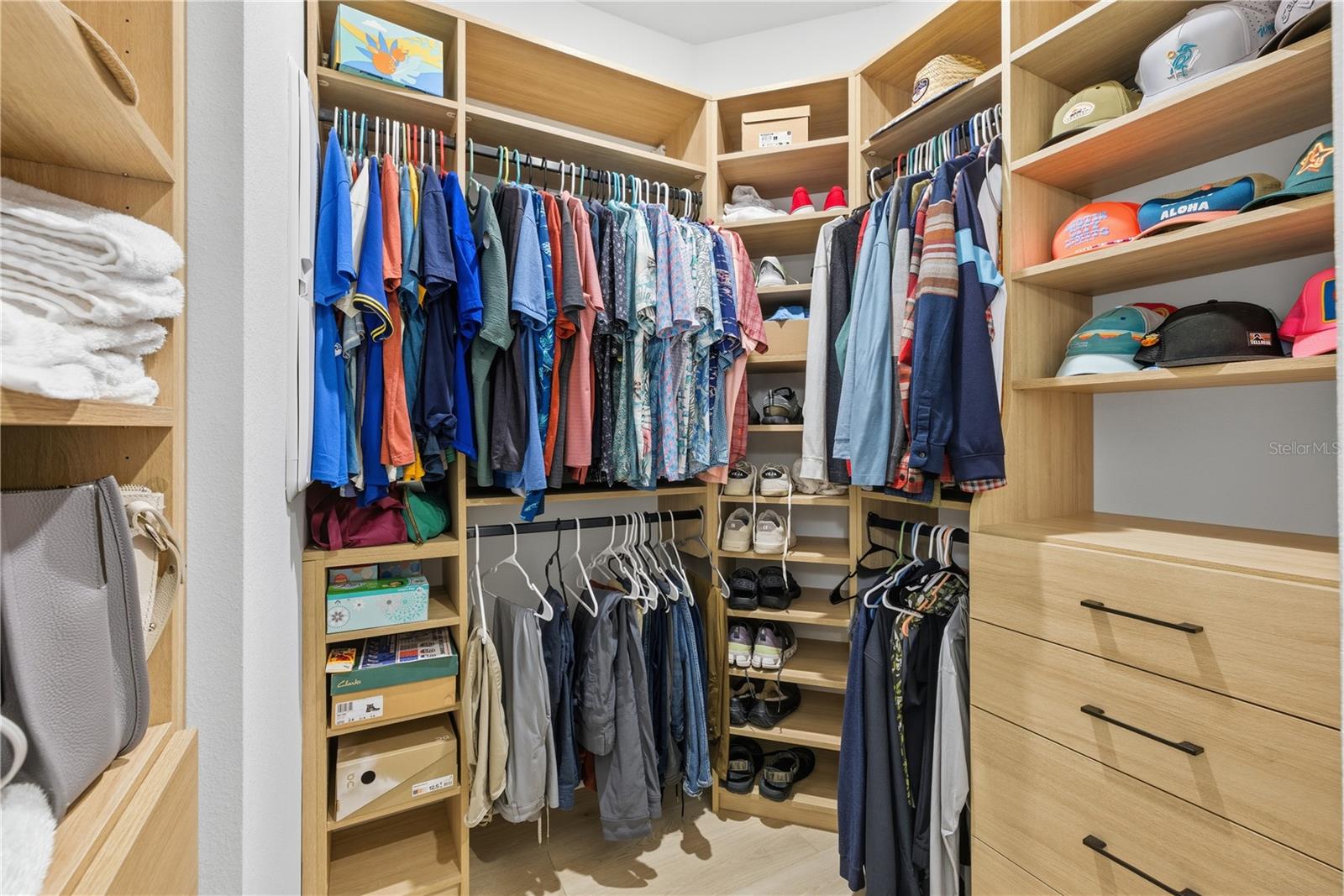 AZARIO ESPLANADE PH V - Residential