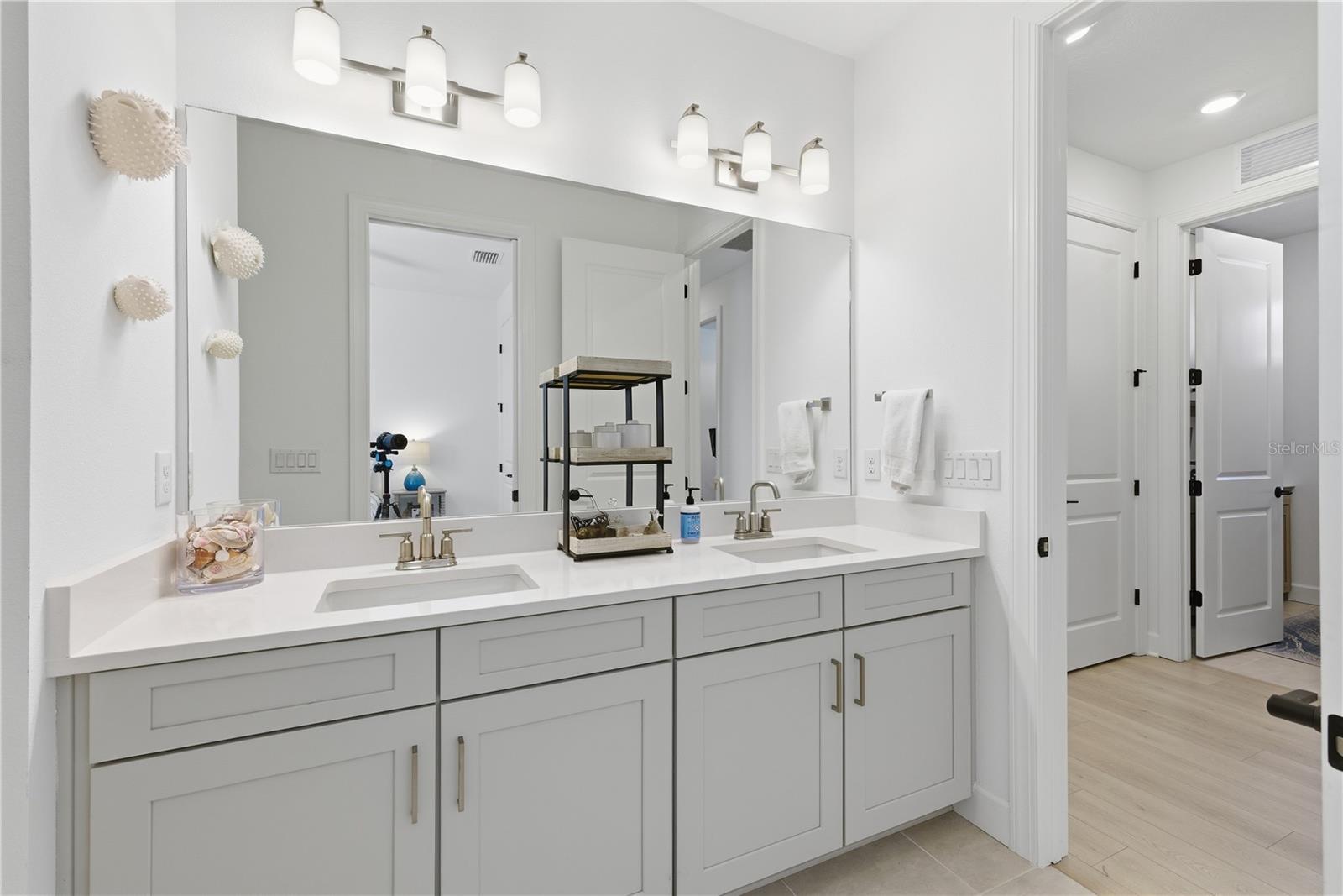 AZARIO ESPLANADE PH V - Residential