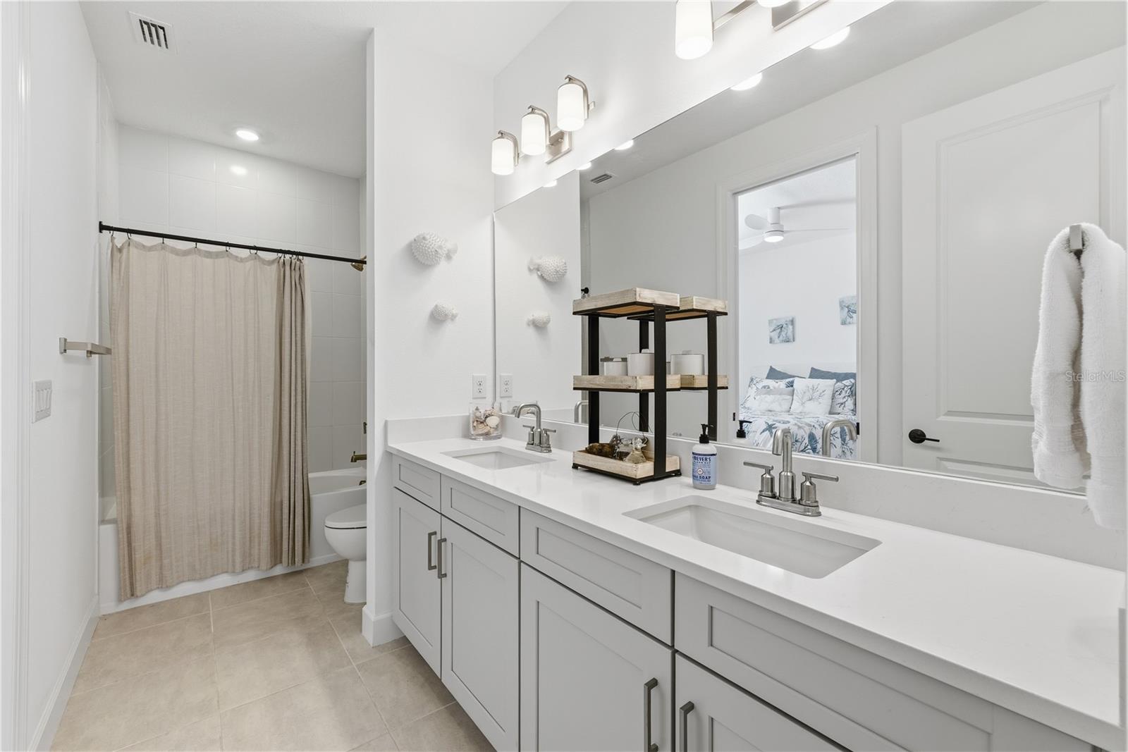 AZARIO ESPLANADE PH V - Residential