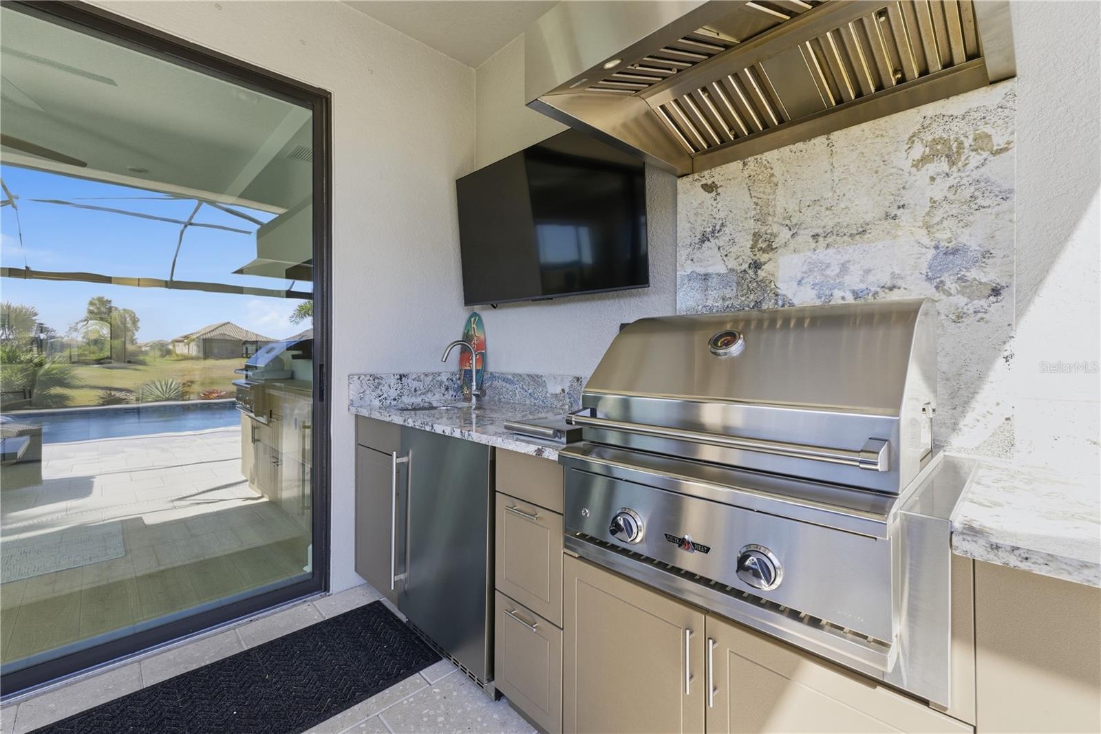 AZARIO ESPLANADE PH V - Residential