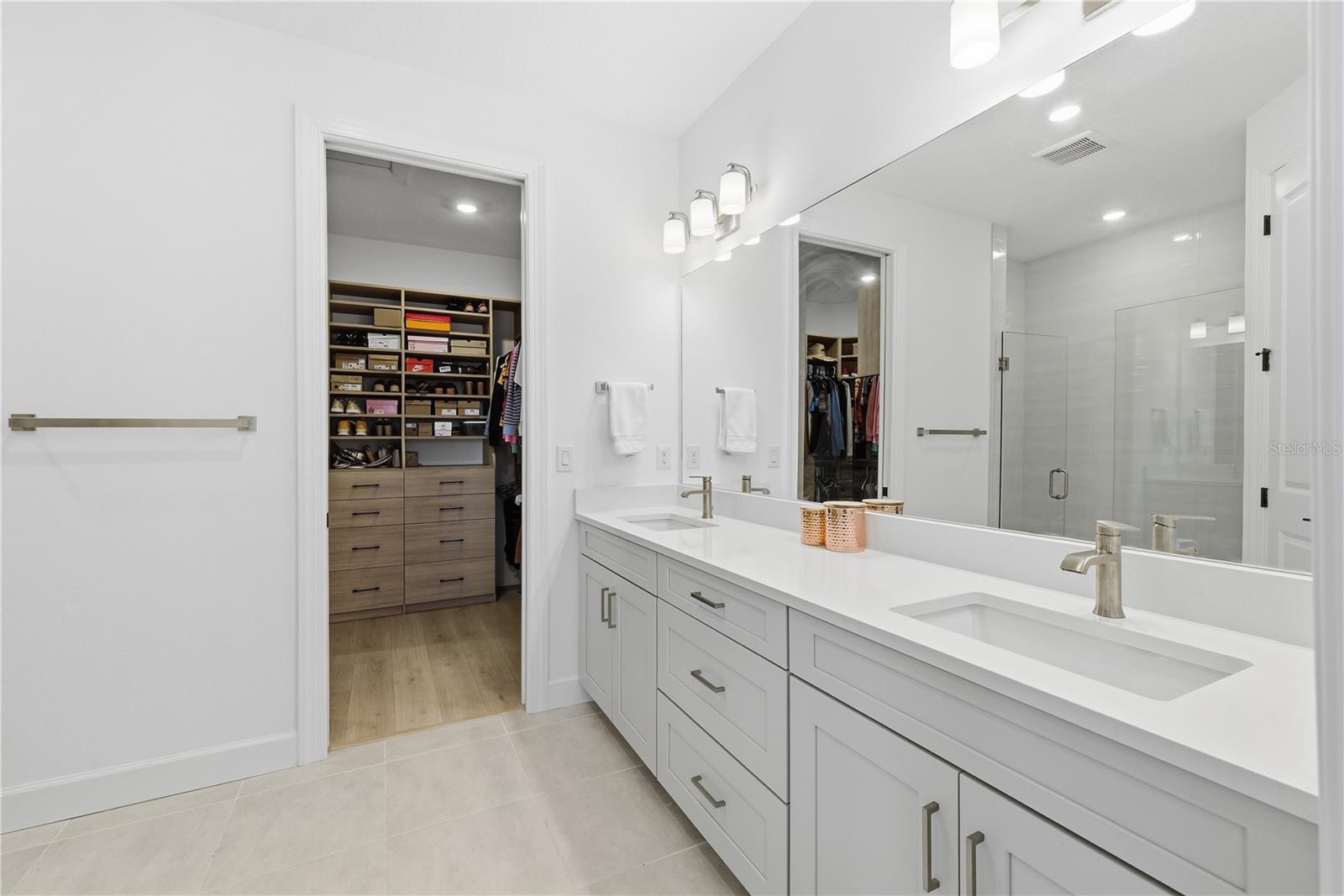 AZARIO ESPLANADE PH V - Residential