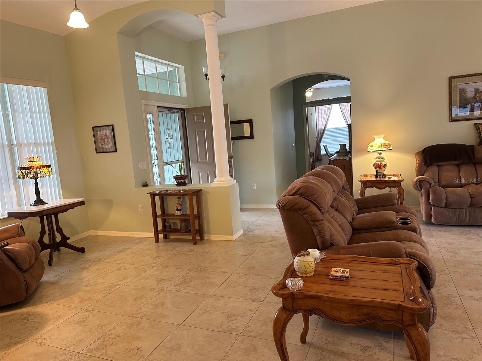 4614 N CRESTLINE DRIVE