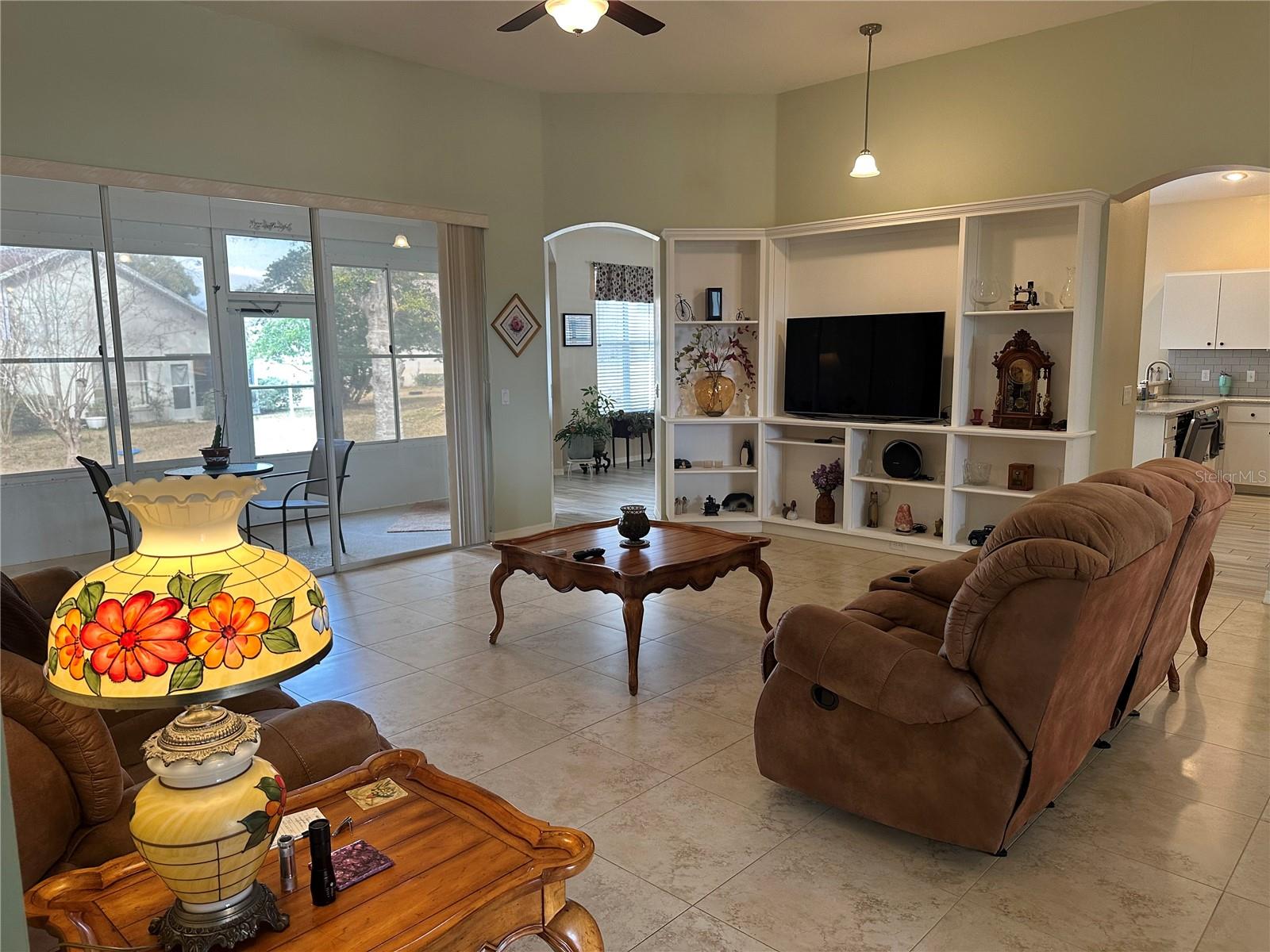 4614 N CRESTLINE DRIVE