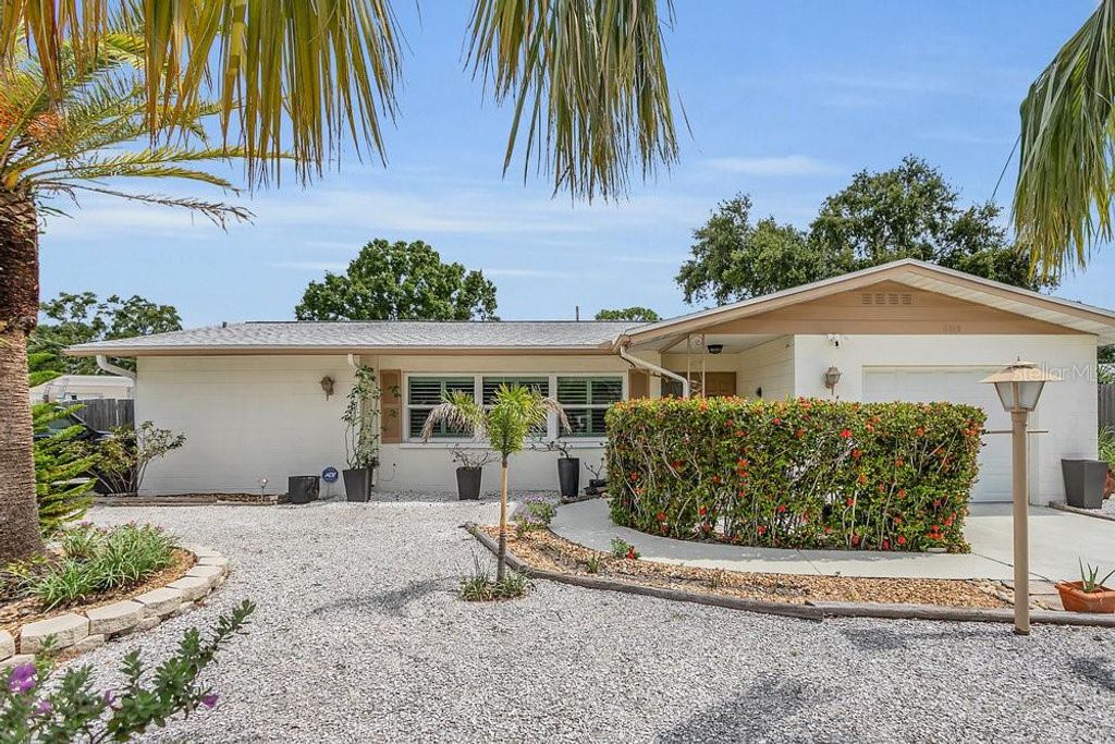 Photo of 6012 1st Avenue W, Bradenton, FL 34209 (MLS # V4943458)