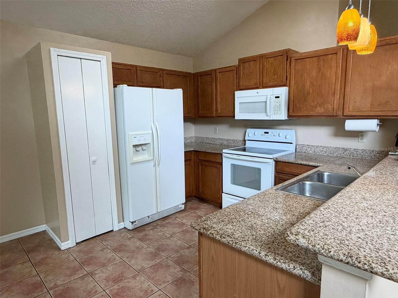 REMINGTON OAKS AT THE CROSSINGS - Residential Lease