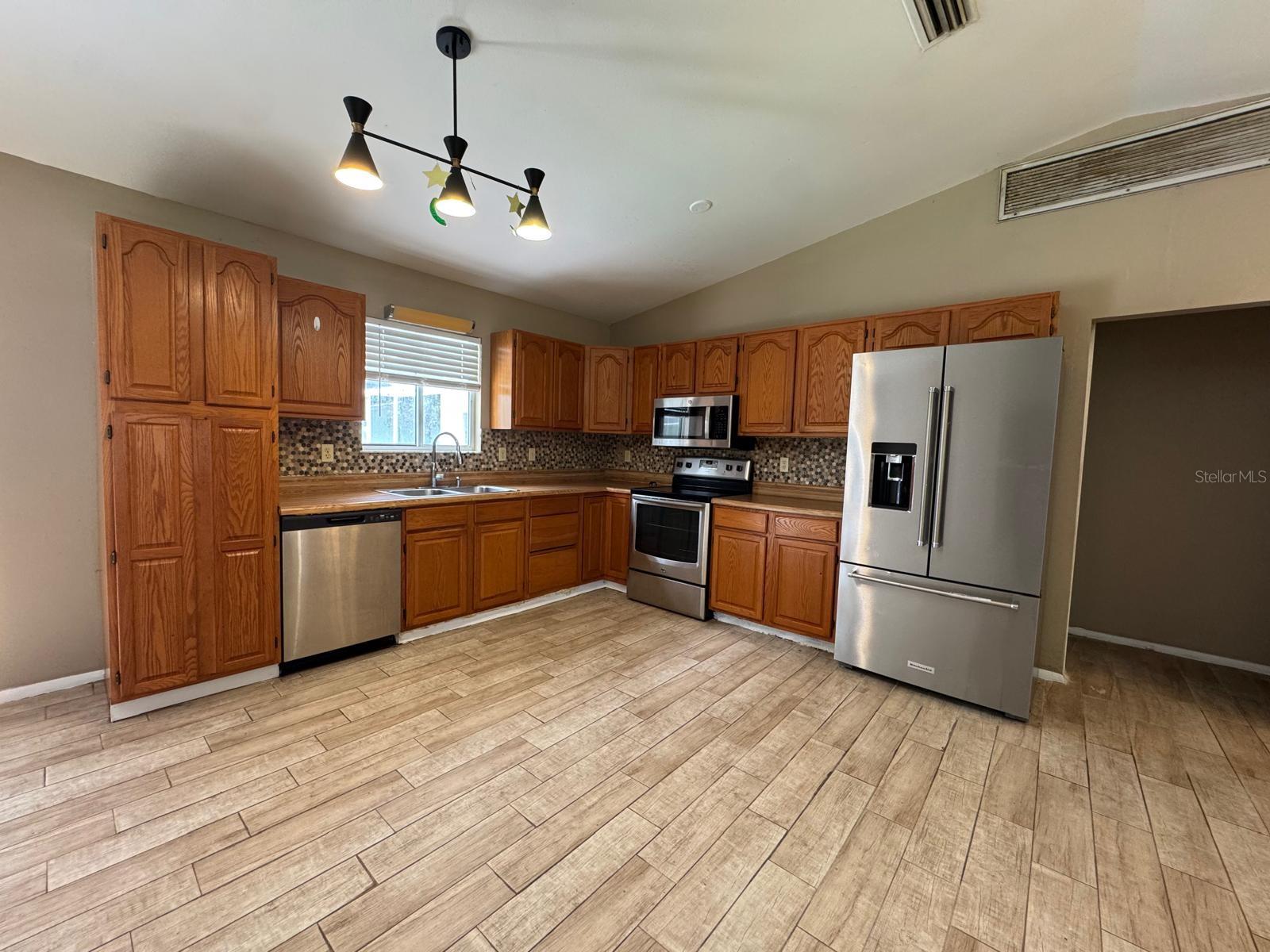 COUNTRY OAKS ESTATES - Residential Lease