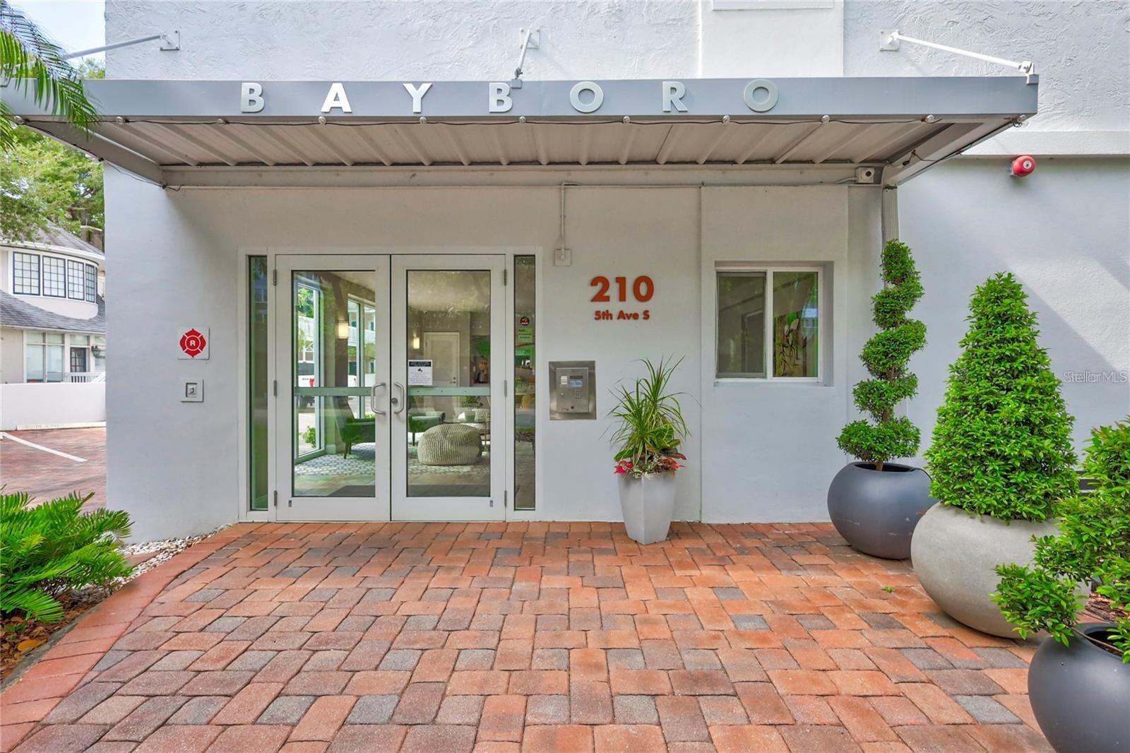 Located in downtown St Petersburg, this adorable studio comes with a Murphy bed (new mattress) and full kitchen. Perfect location for anyone wanting to be close to the lifestyle and amenities downtown. Call today for your showing.