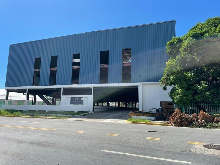 Local with 98 private parking spaces

Ponce Twins Building for sale (formerly Ponce Twins Cinema) located on Cuatro Calles Avenue in Ponce, just 3 minutes from Carr. 52 Luis A. Ferré. It has 17,000 p/c of construction, mostly more than 25 feet high. Ample covered and private parking with approximately 98 parking spaces. Coordinate your appointment!