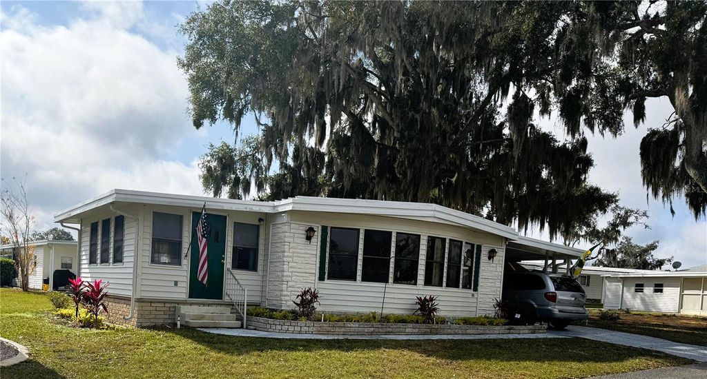 Photo of 407 Palo Verde Drive, Leesburg, FL 34748 (MLS # R4910498)