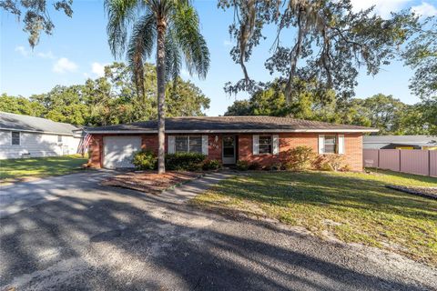 Photo of 206 E Fountain Street, Fruitland Park, FL 34731 (MLS # G5104151)