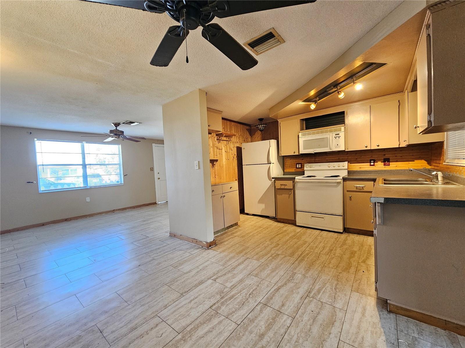 HOLIDAY LAKE ESTATES - Residential Lease