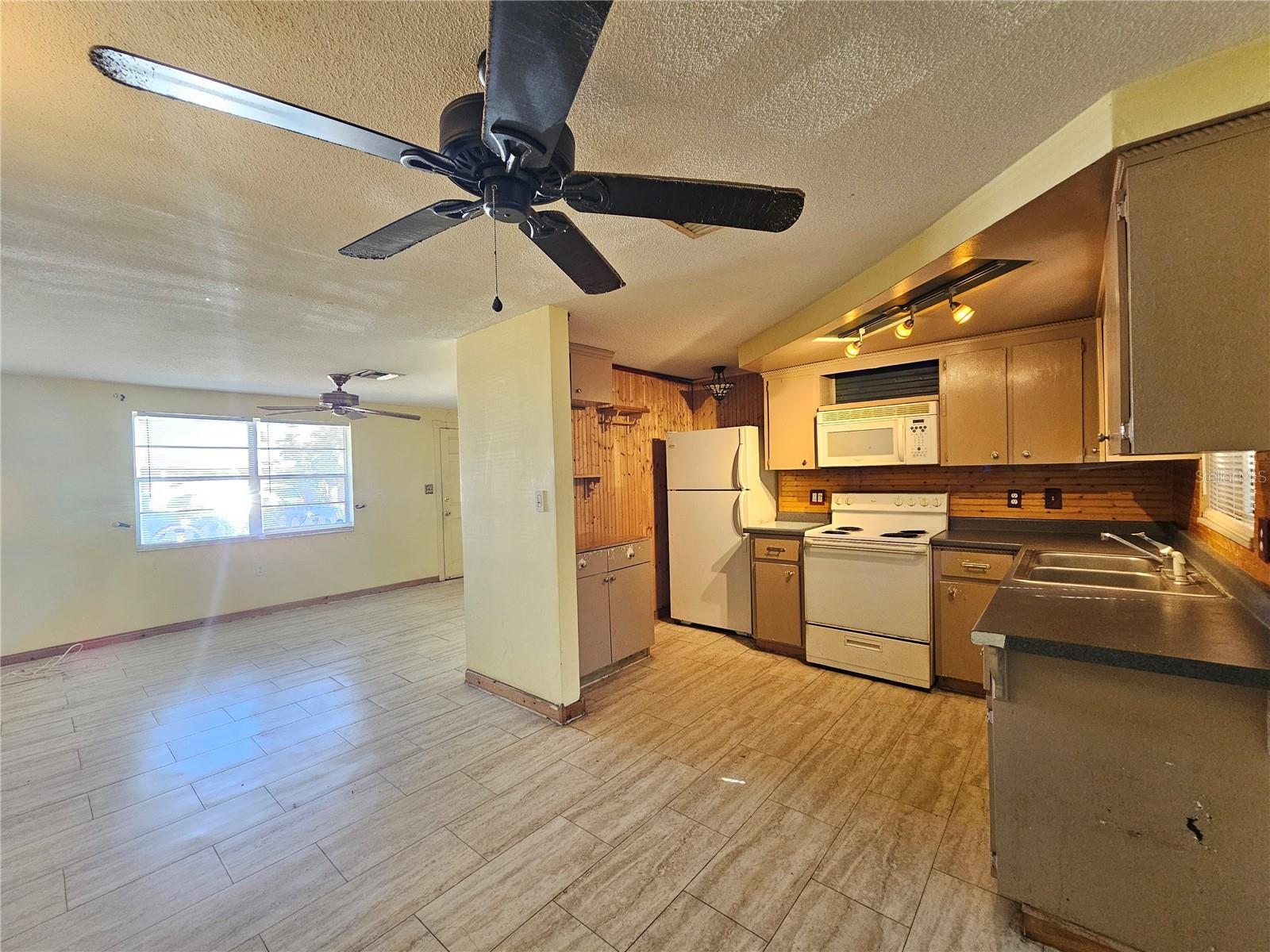 HOLIDAY LAKE ESTATES - Residential Lease