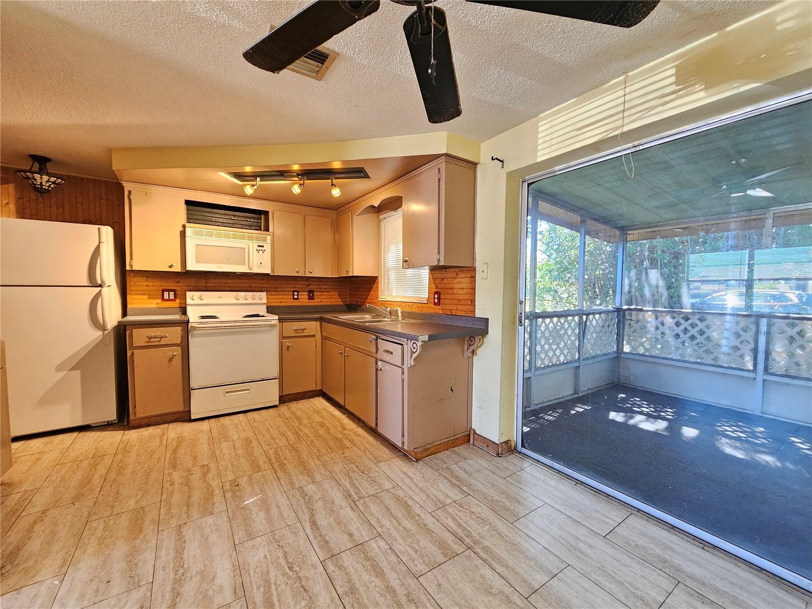 HOLIDAY LAKE ESTATES - Residential Lease