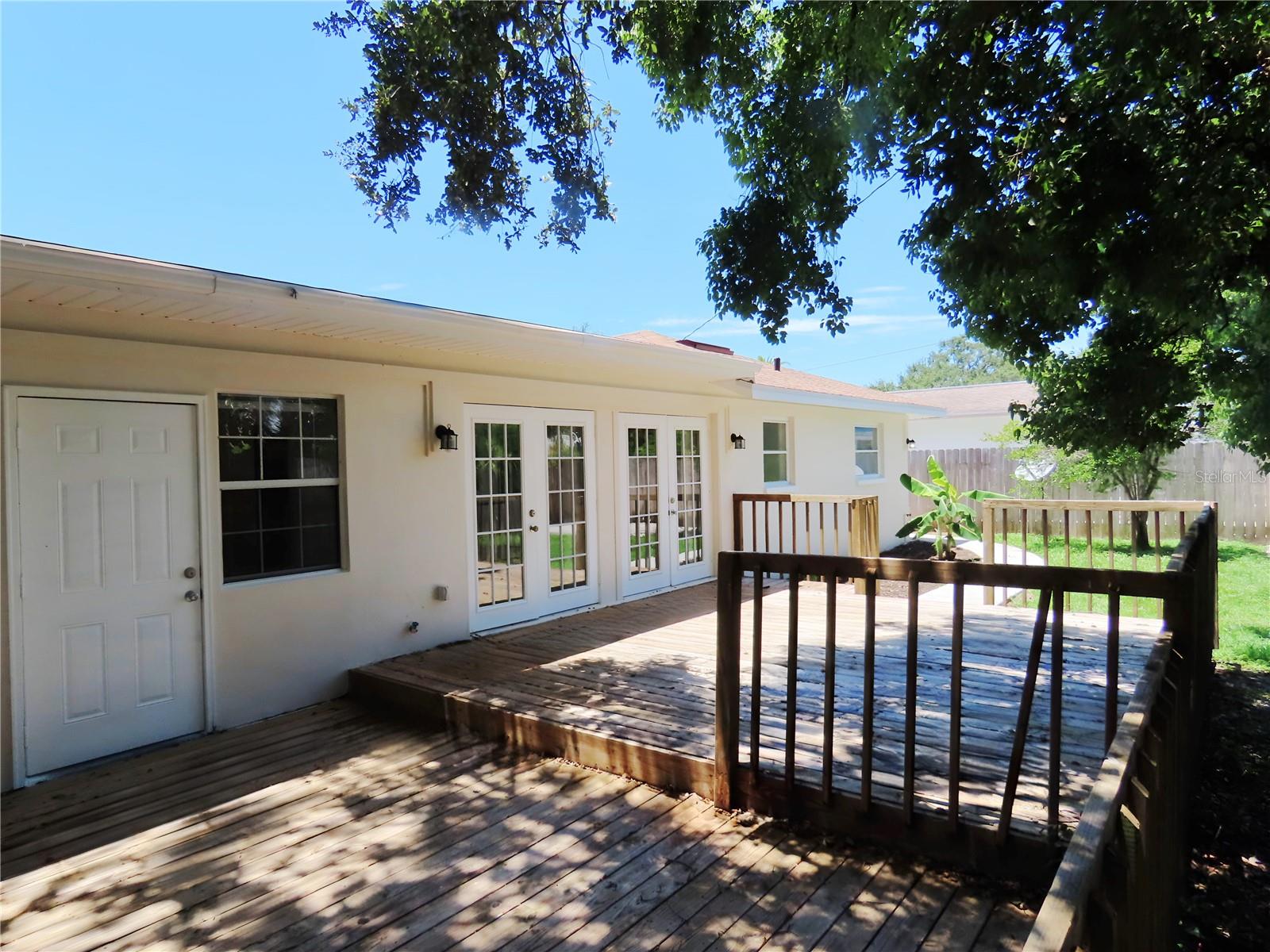1495 LAKESIDE DRIVE