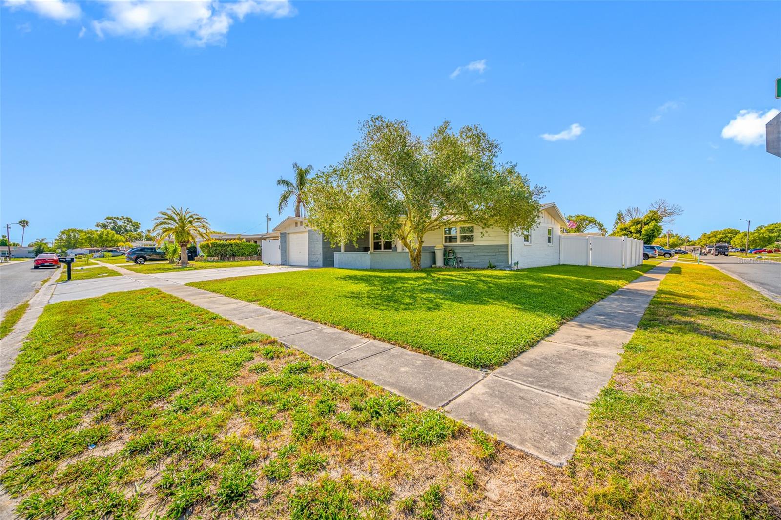 HOLIDAY GARDENS - Residential