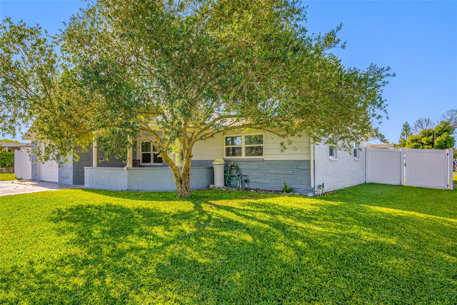 HOLIDAY GARDENS - Residential