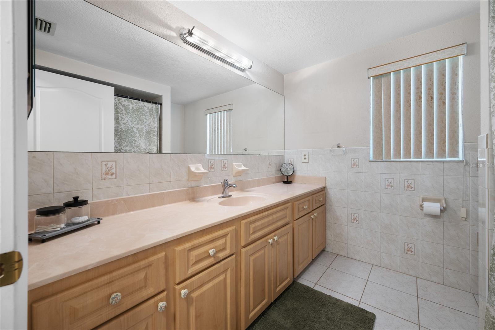 HOLIDAY GARDENS - Residential