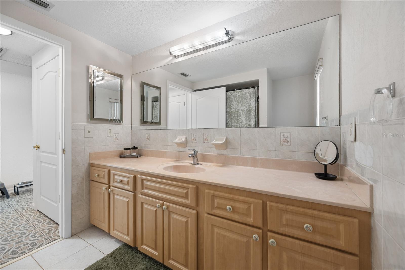 HOLIDAY GARDENS - Residential