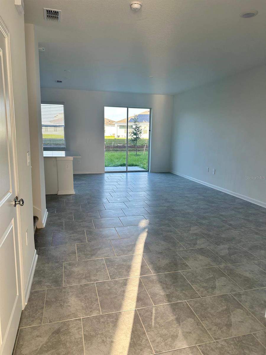 CHATEAU/ASTONIA - Residential Lease