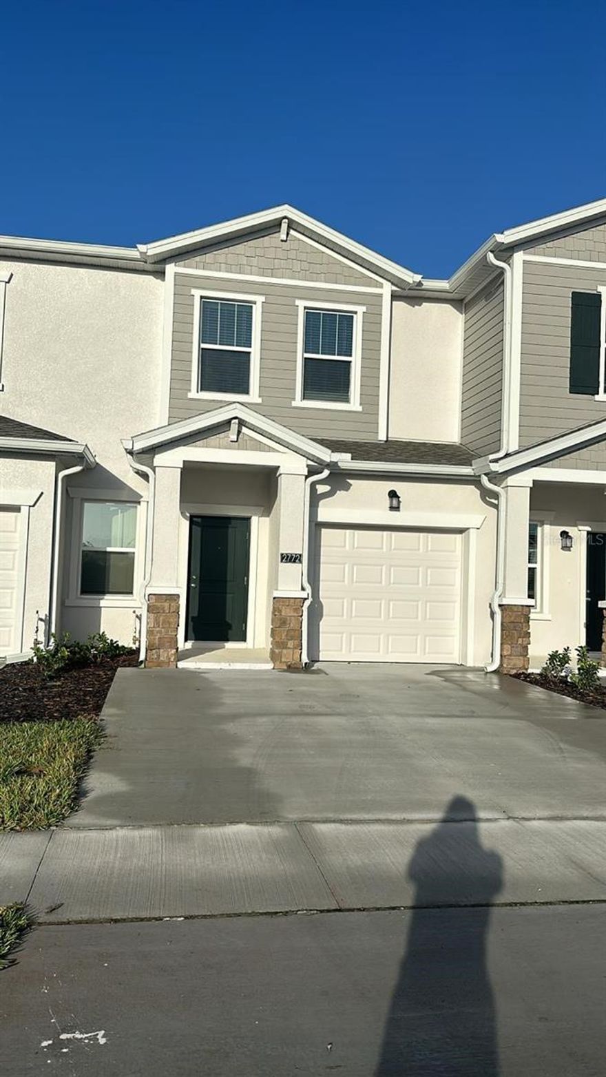 Welcome to this immaculate and like-new townhome located in the highly desirable community of Astonia in Davenport. Featuring 3 spacious bedrooms and 2.5 bathrooms, this beautifully maintained property showcases modern finishes, an open-concept layout, and exceptional natural light throughout.
The first floor offers a bright and contemporary living/dining area that flows seamlessly into a stylish kitchen equipped with stainless steel appliances, shaker-style cabinetry, and a large island perfect for entertaining. Sliding glass doors lead to the outdoor area, providing additional space to relax.
Upstairs, you’ll find a generous primary suite with a walk-in closet and an en-suite bathroom, along with two additional bedrooms ideal for family, guests, or a home office. The home has been kept in pristine condition by the previous tenant and truly feels brand-new.
Located in a growing community with easy access to US-27, I-4, shopping, dining, schools, and the Disney area, this home delivers both convenience and comfort. Astonia residents also enjoy community amenities such as a resort-style pool and playground.
This property is move-in ready and a perfect choice for anyone seeking a fresh, modern, and impeccably maintained home in a prime Davenport location.