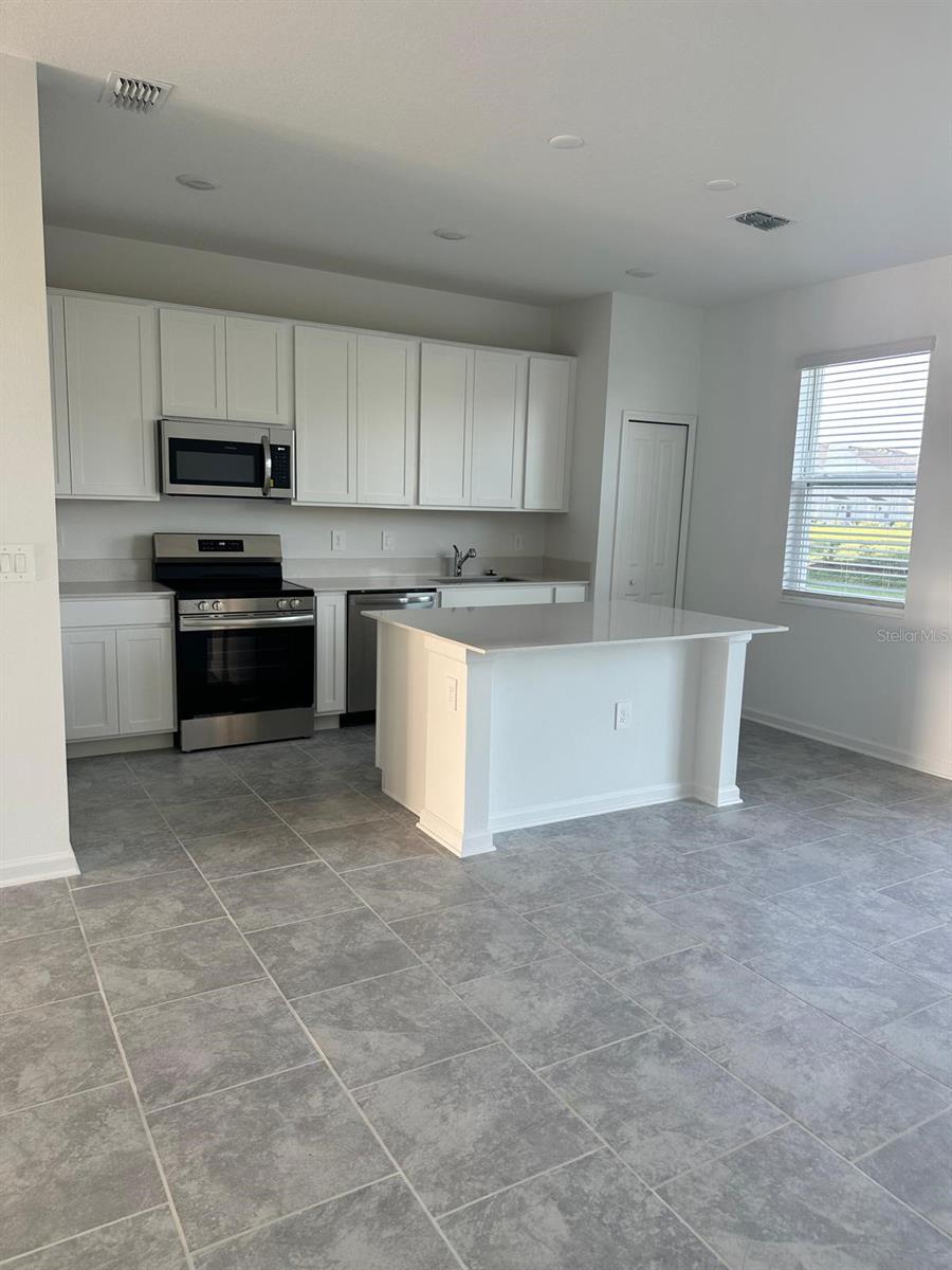 CHATEAU/ASTONIA - Residential Lease