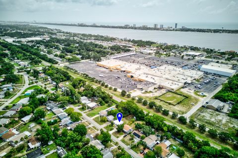 A home in SOUTH DAYTONA