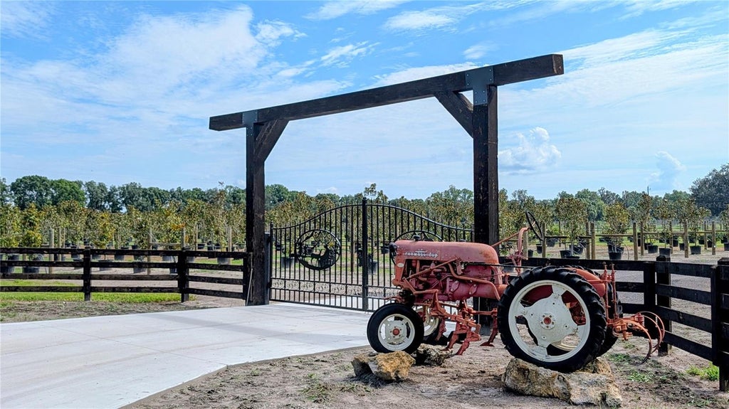 Photo of 610 N Hollandtown Road, Wauchula, FL 33873 (MLS # P4939654)