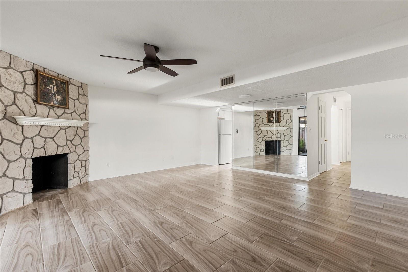 COLONIAL TWNHS CONDO APT PH 01 - Residential