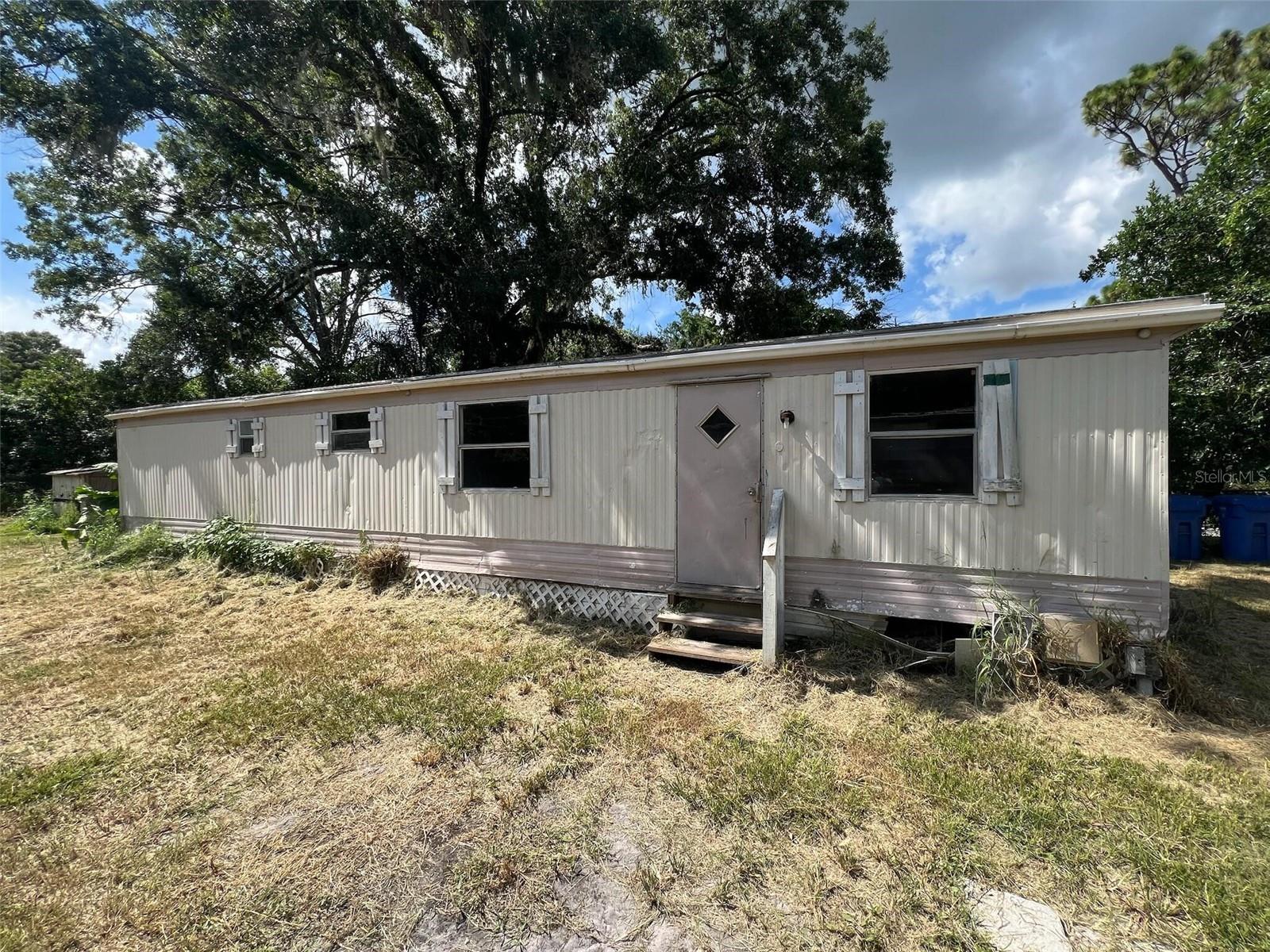 This 2-bedroom, 1-bathroom mobile home in the heart of Lutz. this property is loaded with potential. Some work is needed.
