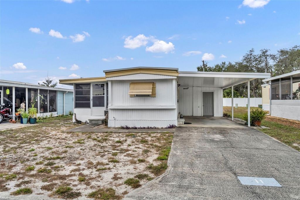 Photo of 11 Hawaiian Way, Leesburg, FL 34788 (MLS # G5104970)