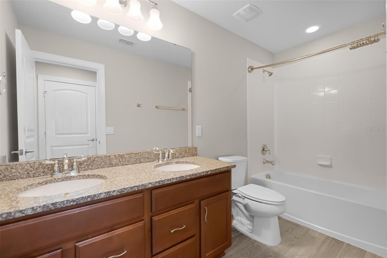 LAKESHORE AT NARCOOSSEE PH 3 2ND REP - Residential Lease