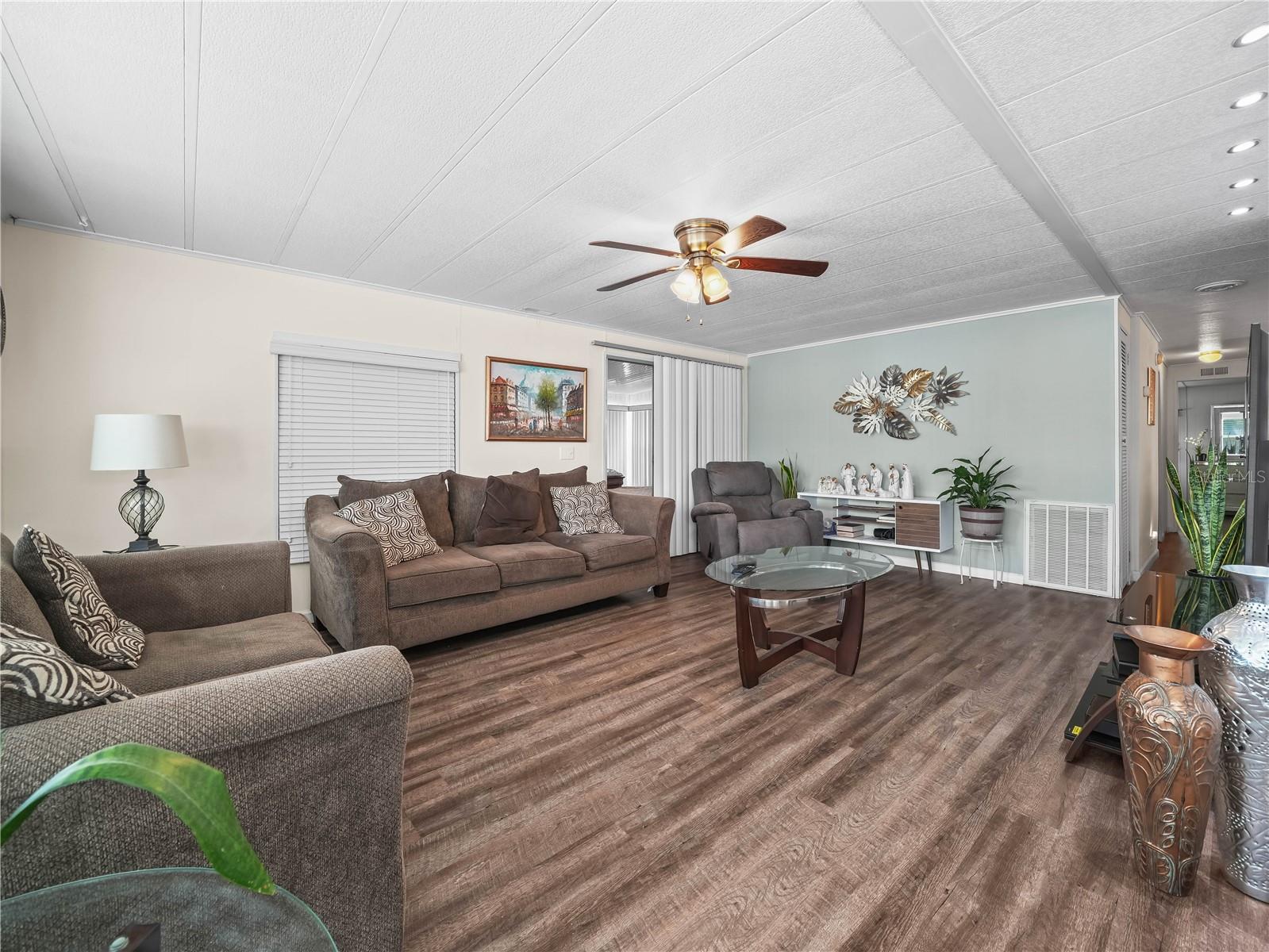 FLORAL LAKES - Residential