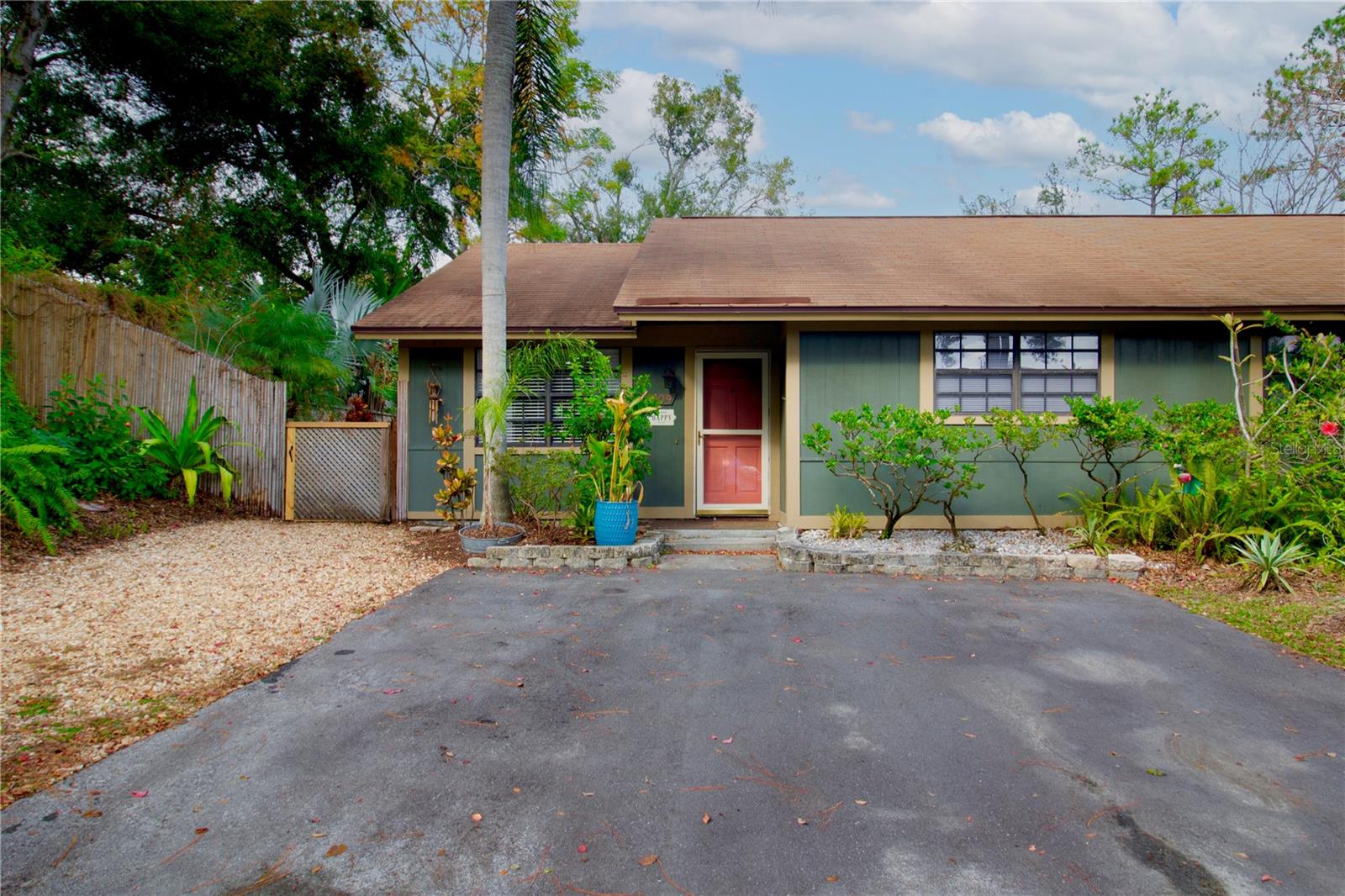 1009 WILLOW POND DRIVE