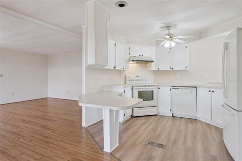 Tiny photo for 723 Viking Avenue, Tavares, FL 32778 (MLS # G5114406)