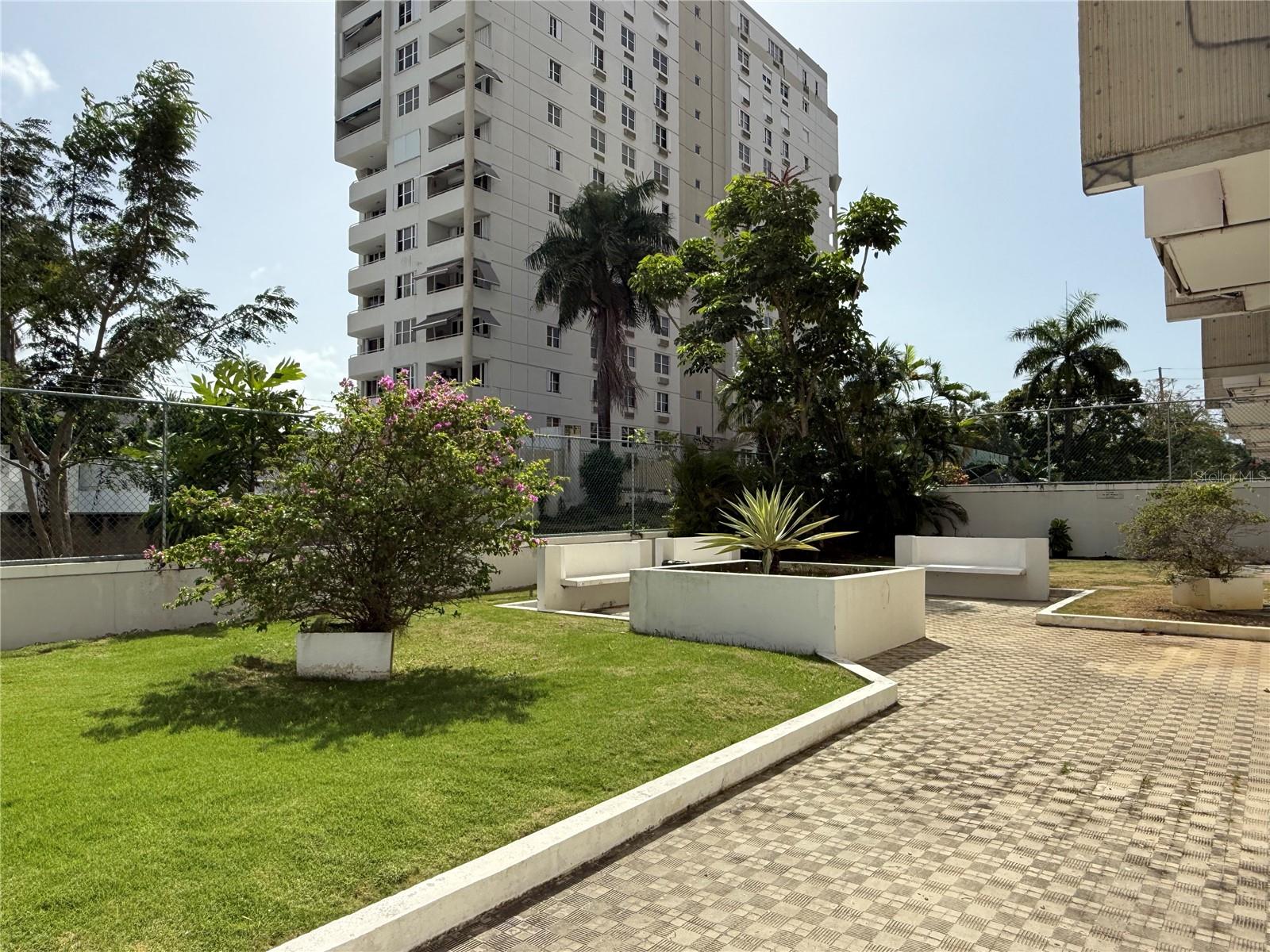 VILLA CAPARRA EXECUTIVE - Residential Lease