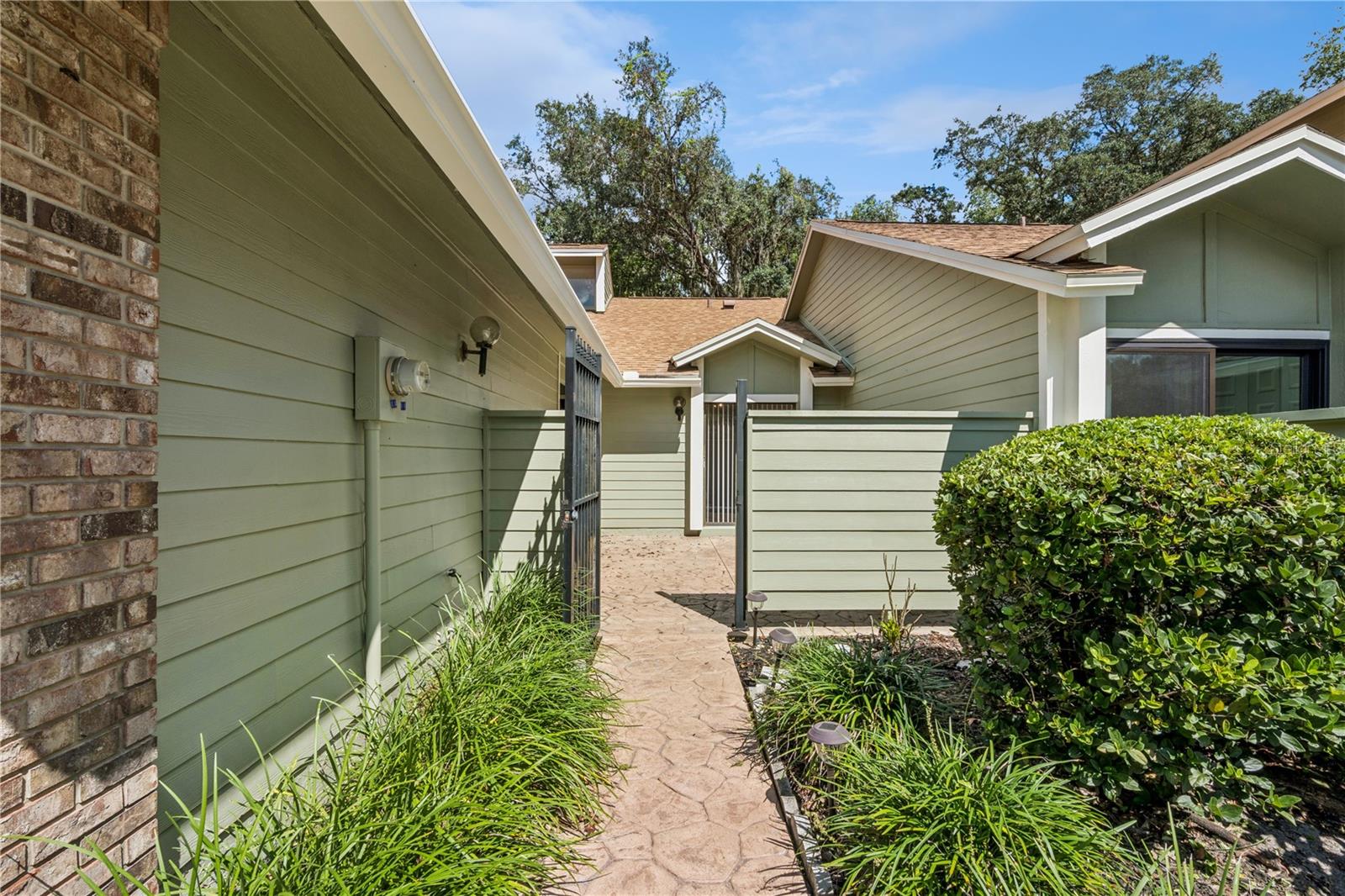 440 EVESHAM PLACE