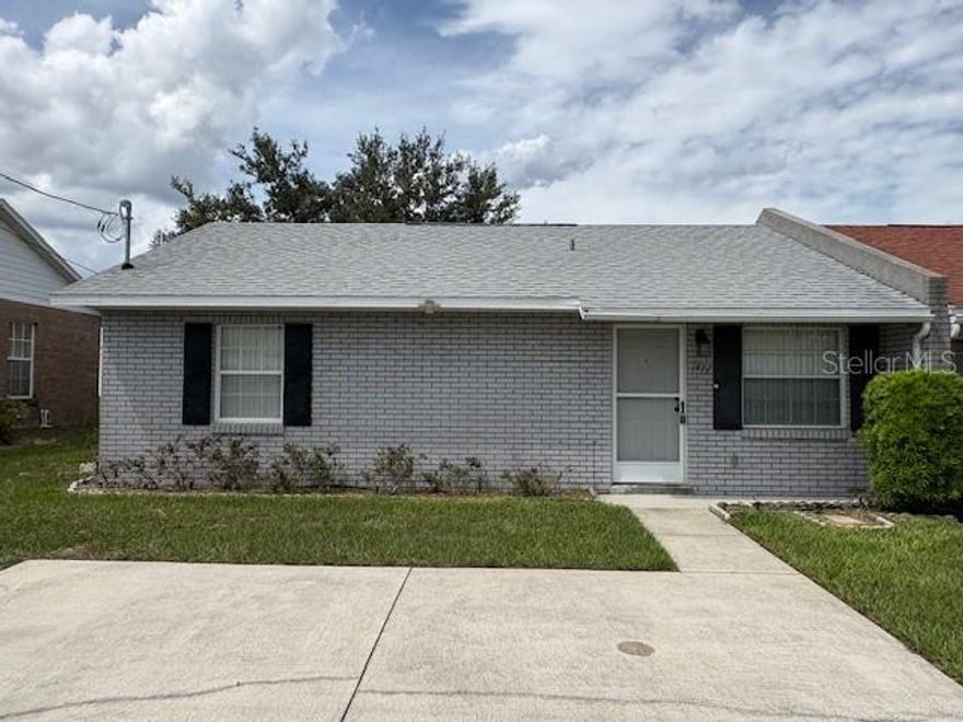 NEW ON THE MARKET...WELL MAINTAINED 2 BEDROOM 2 BATH 1/2 DUPLEX IN A 55+ COMMUNITY. SELLER ONLY USED AS A WINTER RESIDENCE SO LOW WEAR AND TEAR!!! THIS HOME IS IN A GREAT LOCATION, CONVENIENT TO EVERYTHING....MEDICAL AND SHOPPING!
CALL TO PREVIEW THIS NICE UNIT WITH LIVING & DINING COMBO AND KITCHEN WITH APPLIANCES AND A SCREENED PORCH. PARKING IN FRONT.