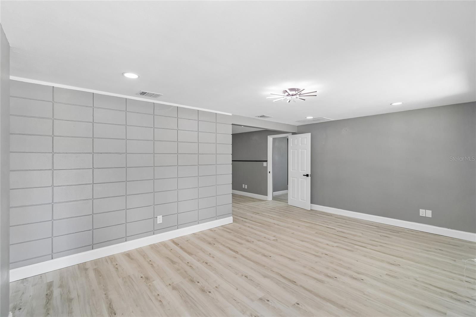 KNOLLWOOD VILLAGE - Residential