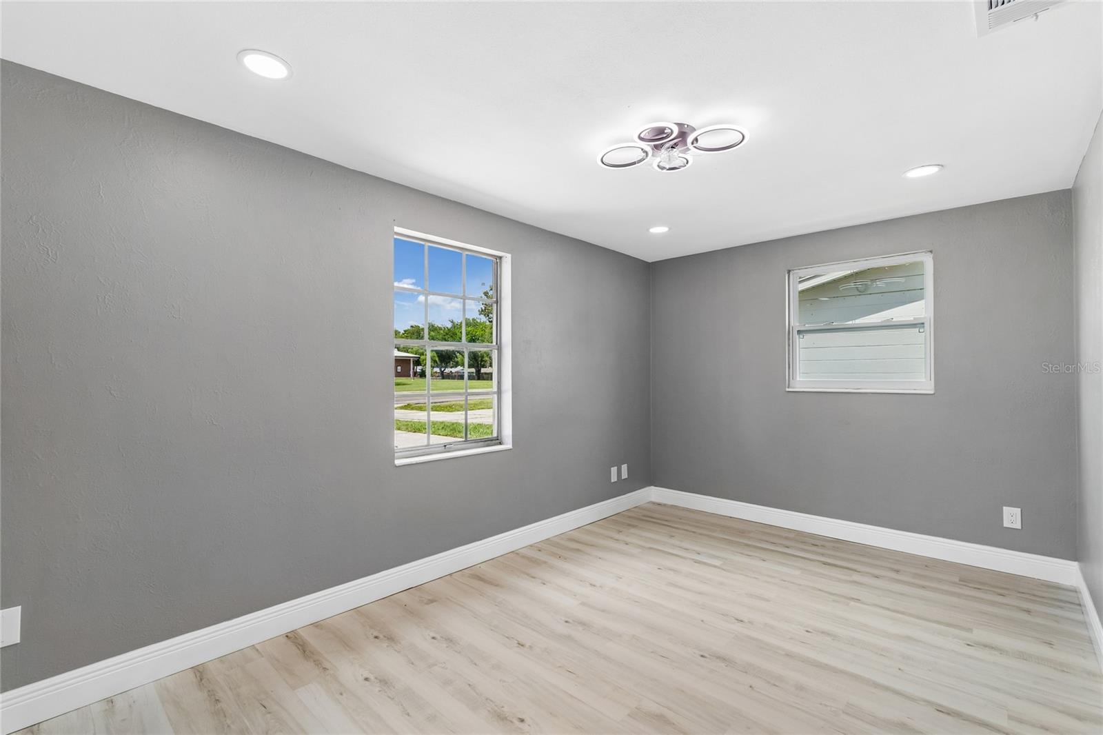 KNOLLWOOD VILLAGE - Residential