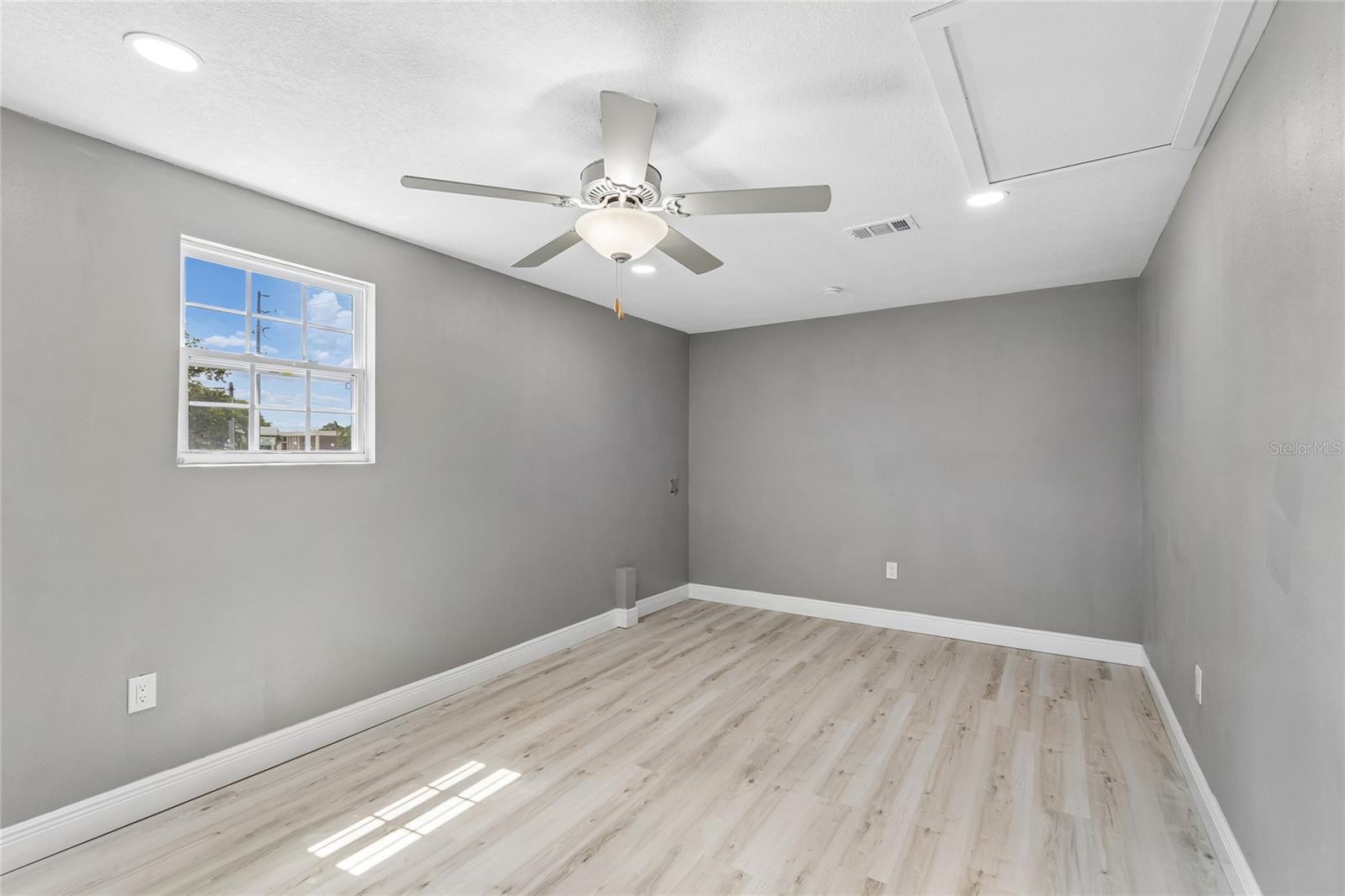 KNOLLWOOD VILLAGE - Residential