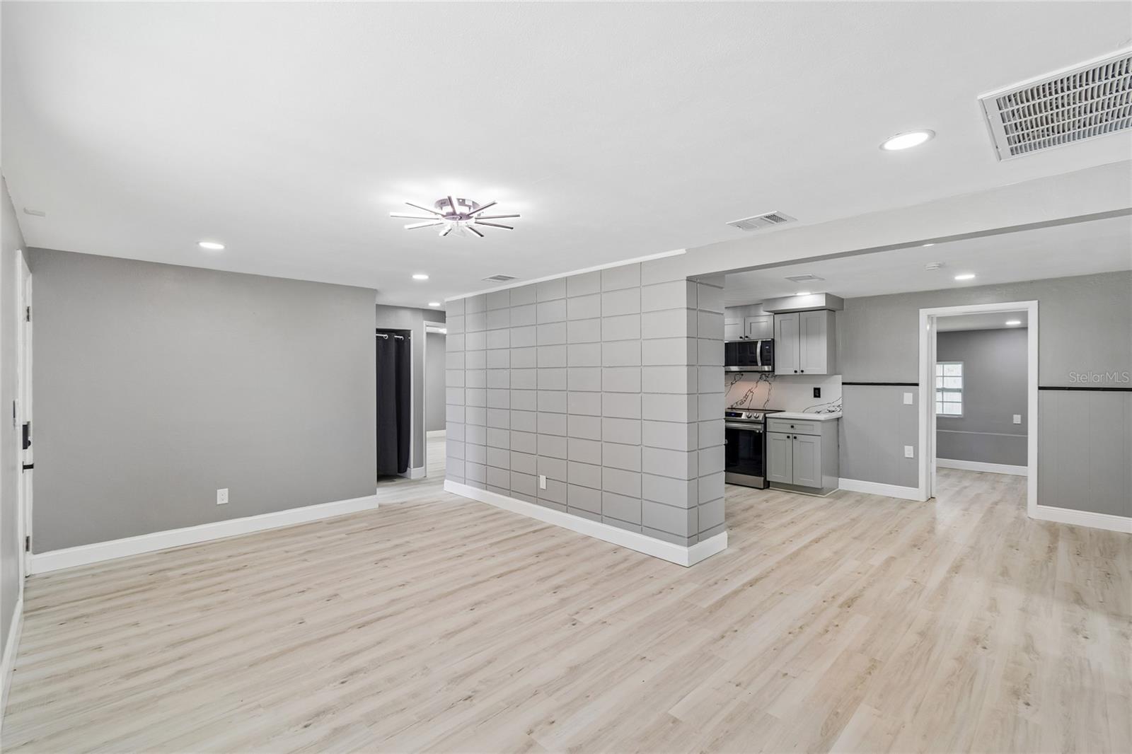 KNOLLWOOD VILLAGE - Residential