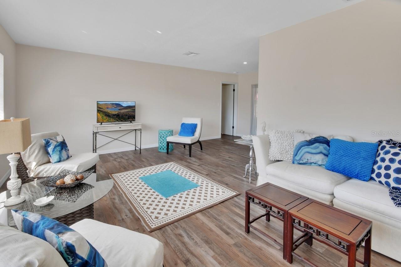 1007 CRESCENT PARKWAY