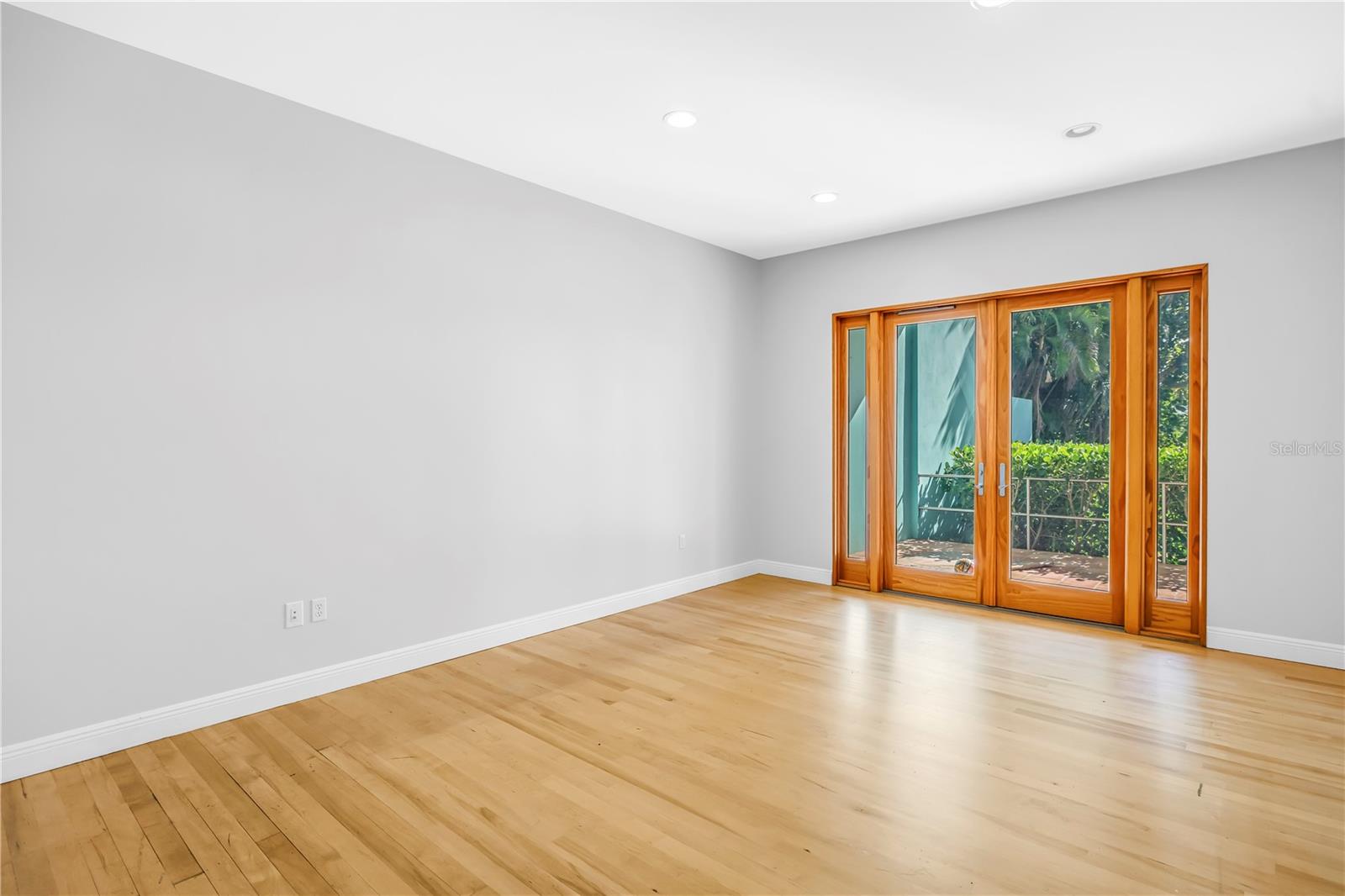 SNELL ISLE SHORES - Residential