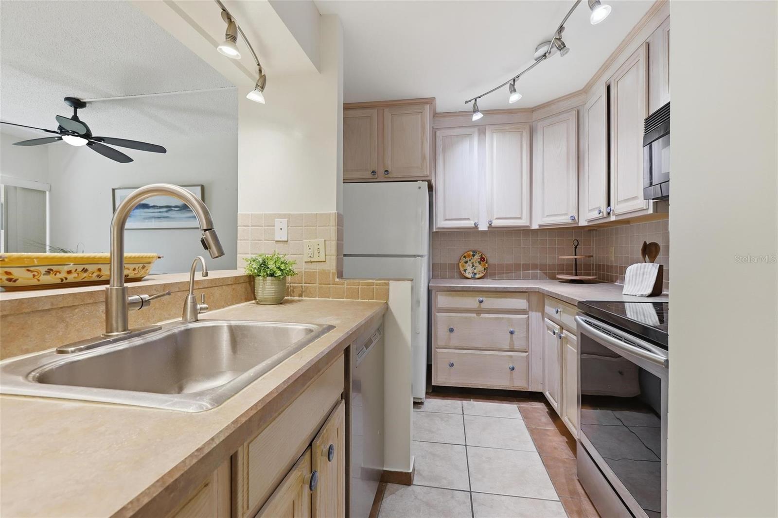 LAKESIDE CONDO APTS - Residential