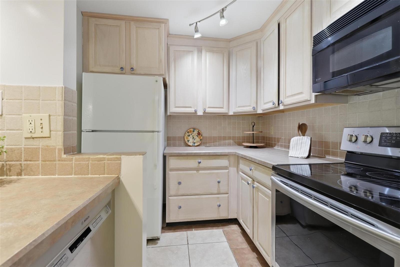 LAKESIDE CONDO APTS - Residential