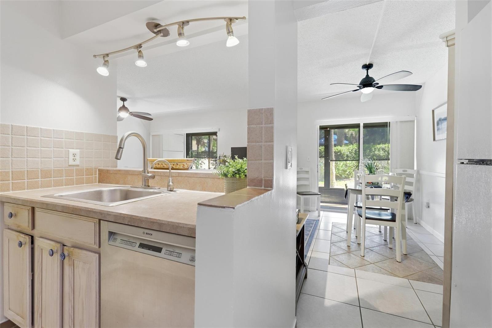 LAKESIDE CONDO APTS - Residential