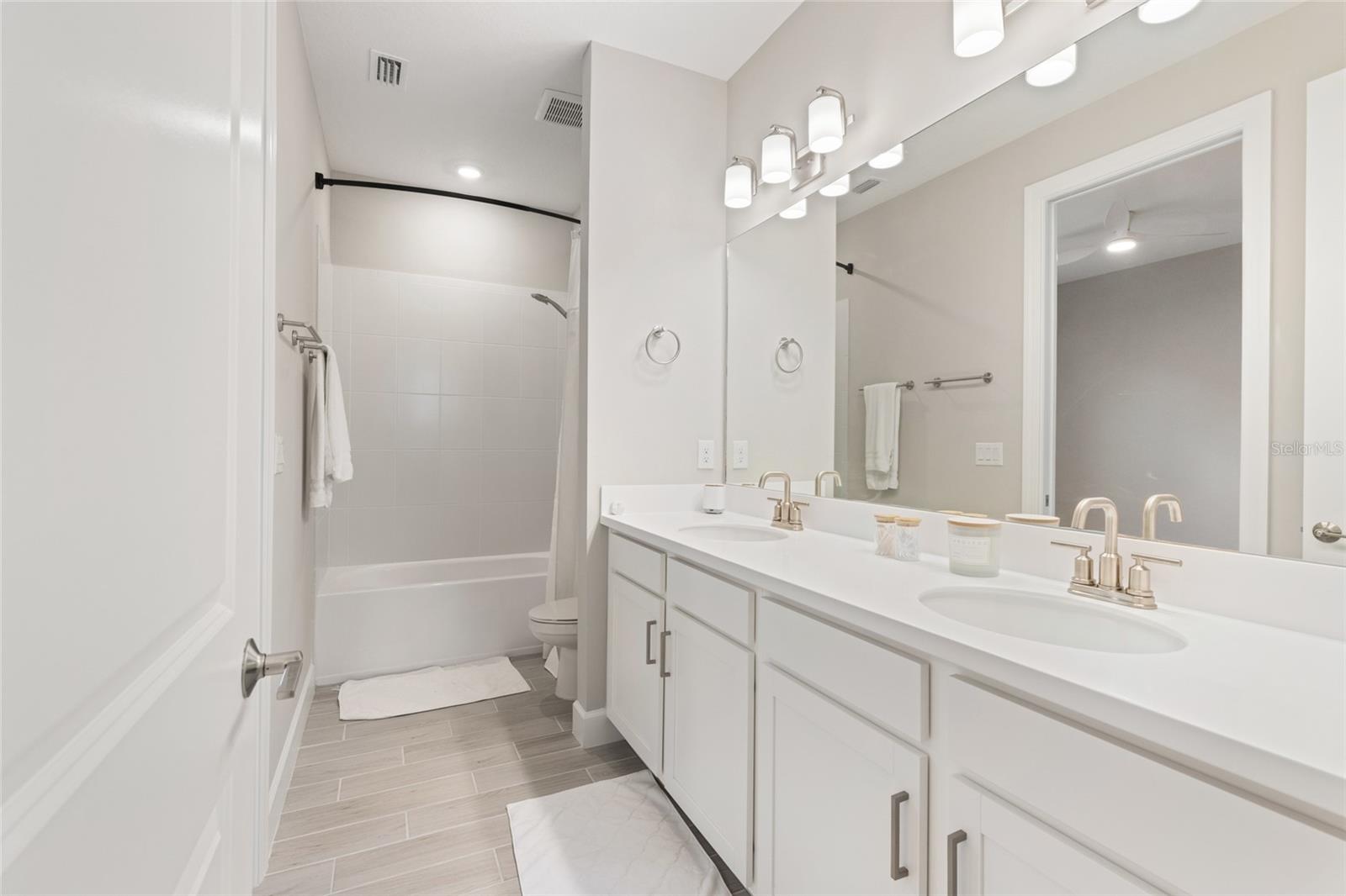 AZARIO ESPLANADE - Residential