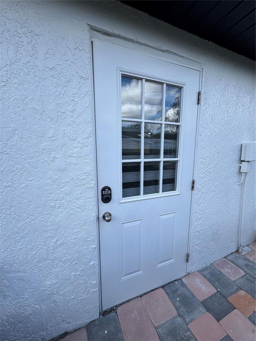 Studio / garage apartment for rent for one occupant. Located in a gated community in a quiet and convenient area close to shopping, restaurants, and major roads. The unit features a private entrance and includes utilities (water, electricity, and internet). Ideal for a single tenant seeking a comfortable and private living space. Available now.