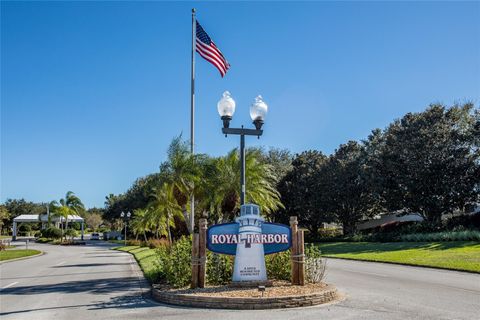 A home in TAVARES